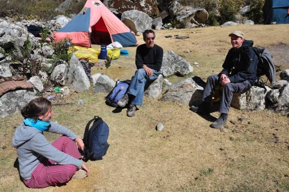 Conversa no nosso acampamento (com a Elise, de Luxemburgo, e Jacob, da Áustria) na região da Cordillera Blanca, próximo à Huaraz - Peru